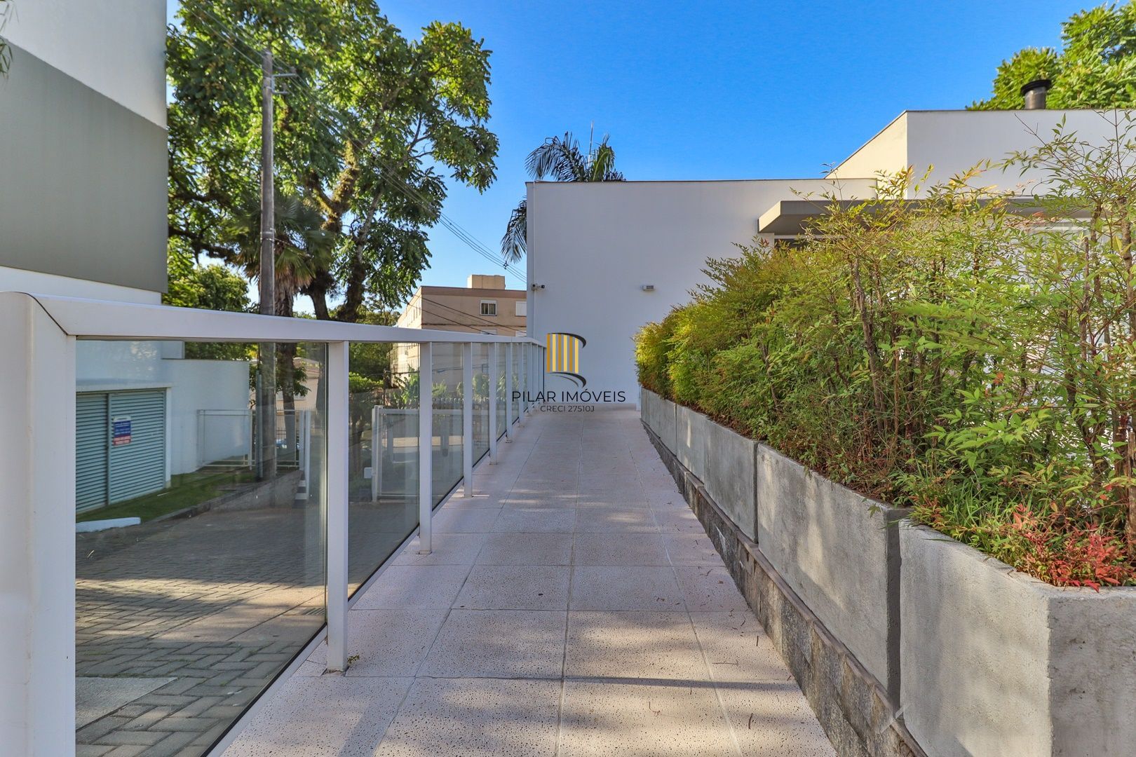 CASA TRIPLEX SEMIMOBILIADA COM 4 SUITES E 2 VAGAS