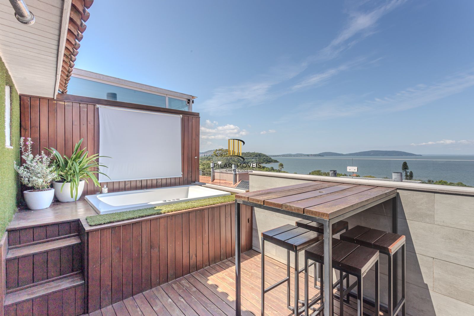 Casa com 3 suítes, Jacuzzi e vista panorâmica para o Guaíba - Pilar Imóveis