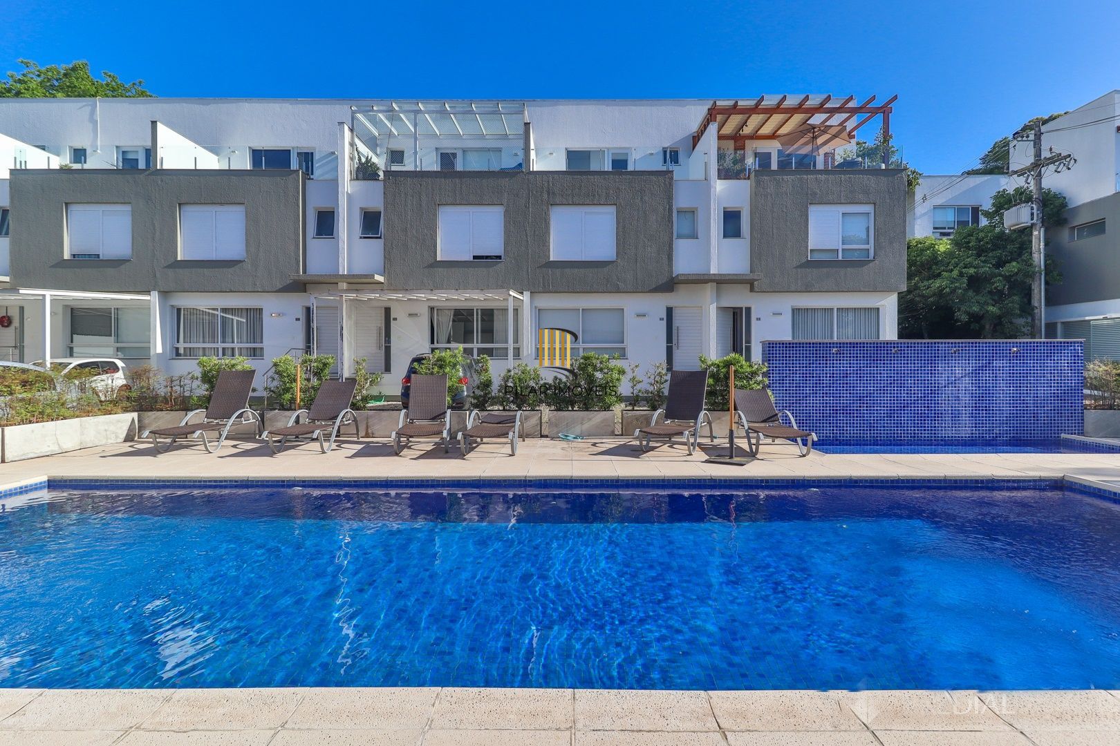 CASA TRIPLEX SEMIMOBILIADA COM 4 SUITES E 2 VAGAS