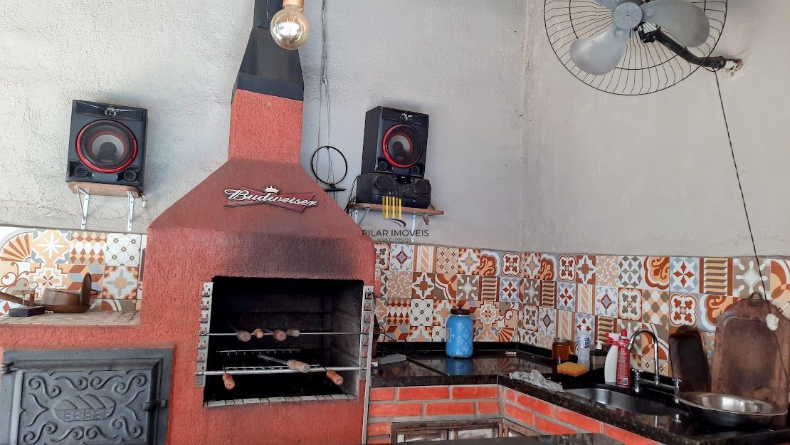 Linda Casa de Esquina com 230 M². Área de Lazer Completa.