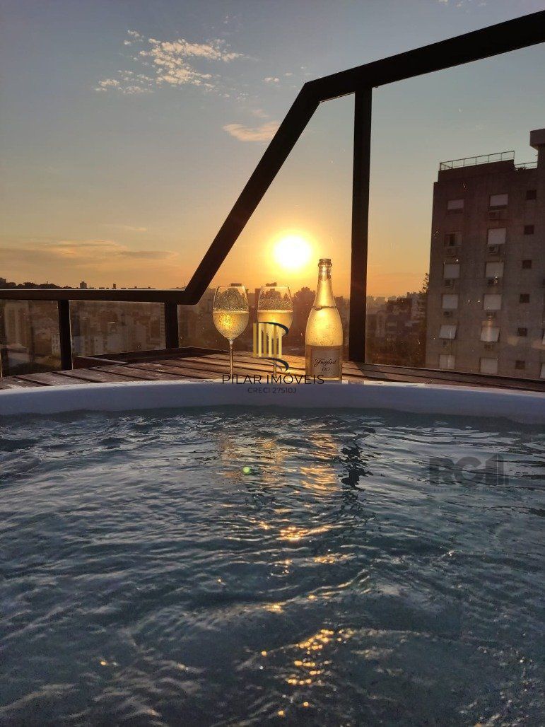 Cobertura com 4 quartos e 197m² à venda em Petrópolis, Porto Alegre.