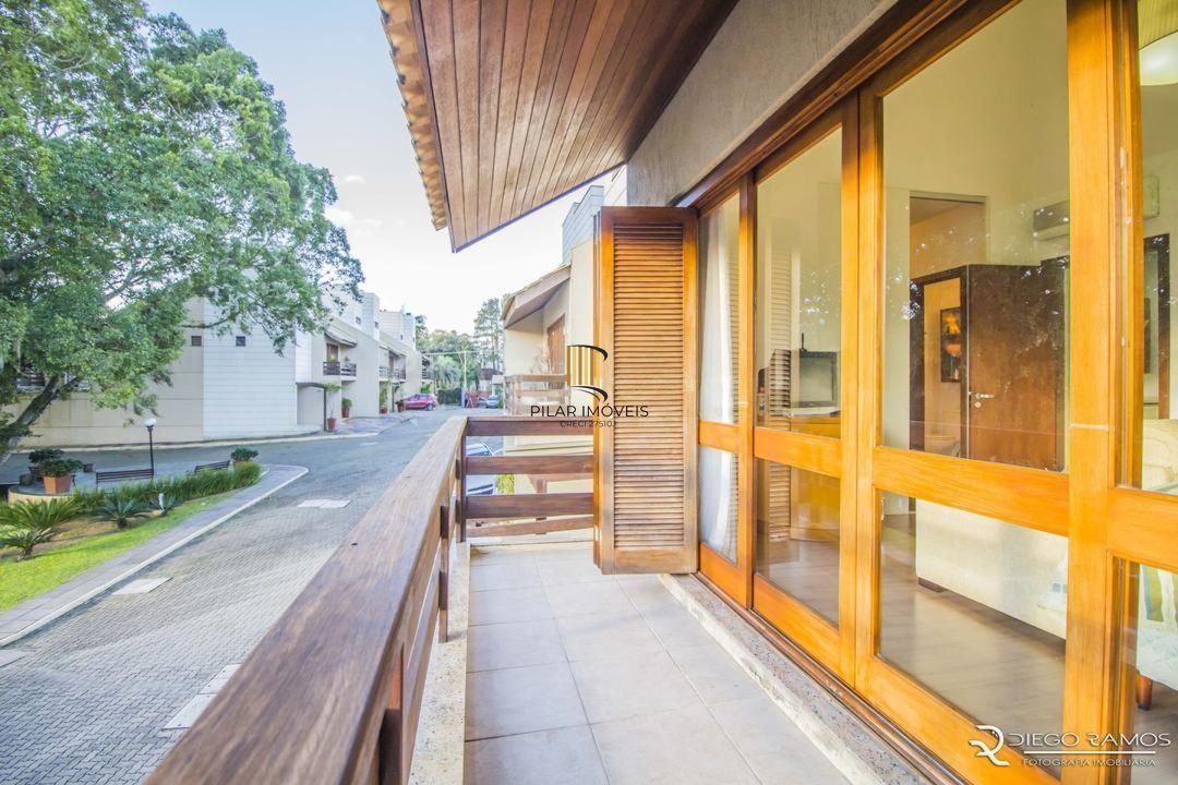 Casa com 3 Dormitórios, Sendo 1 com Closet, Sótão e Pátio em Condomínio