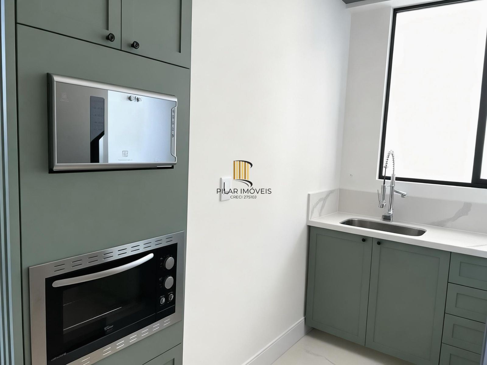 LUXO NA QUADRA DO MAR EM MEIA PRAIA ITAPEMA: 127m² MOBILIADO COM 3 SUÍTES E 3 VAGAS