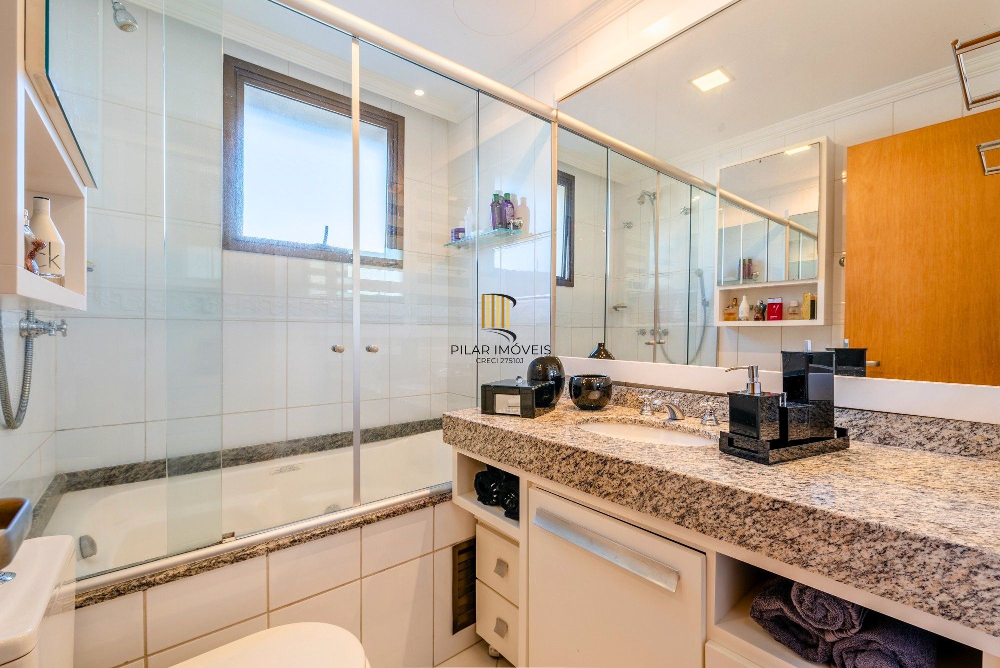 Vista deslumbrante para o Guaíba + 3 suítes no coração do Menino Deus!