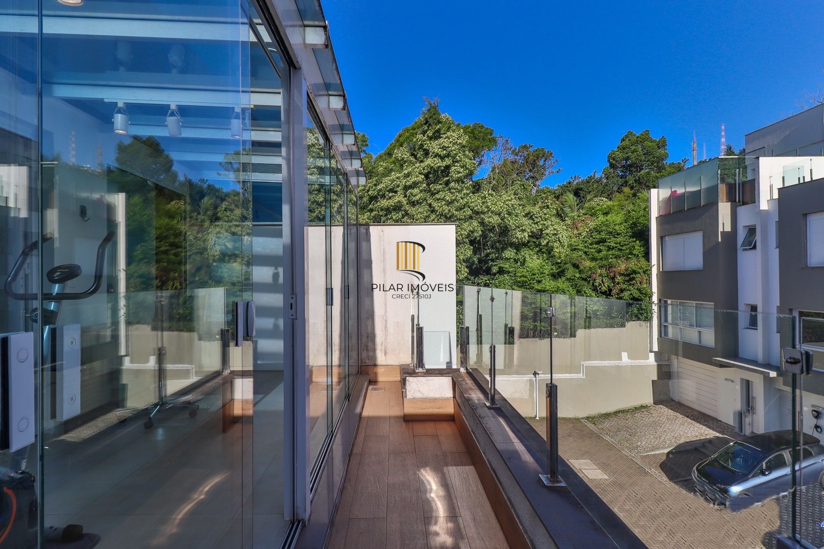 CASA TRIPLEX COM 4 SUITES E 2 VAGAS- SEMIMOBILIADA