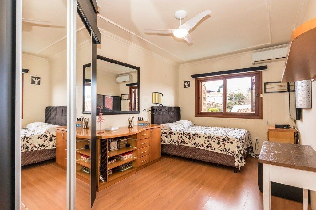 Casa 4 dormitórios no bairro Glória