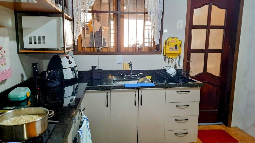 Linda Casa de Esquina com 230 M². Área de Lazer Completa.