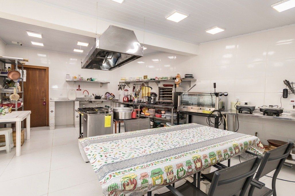 Casa 4 dormitórios no bairro Glória