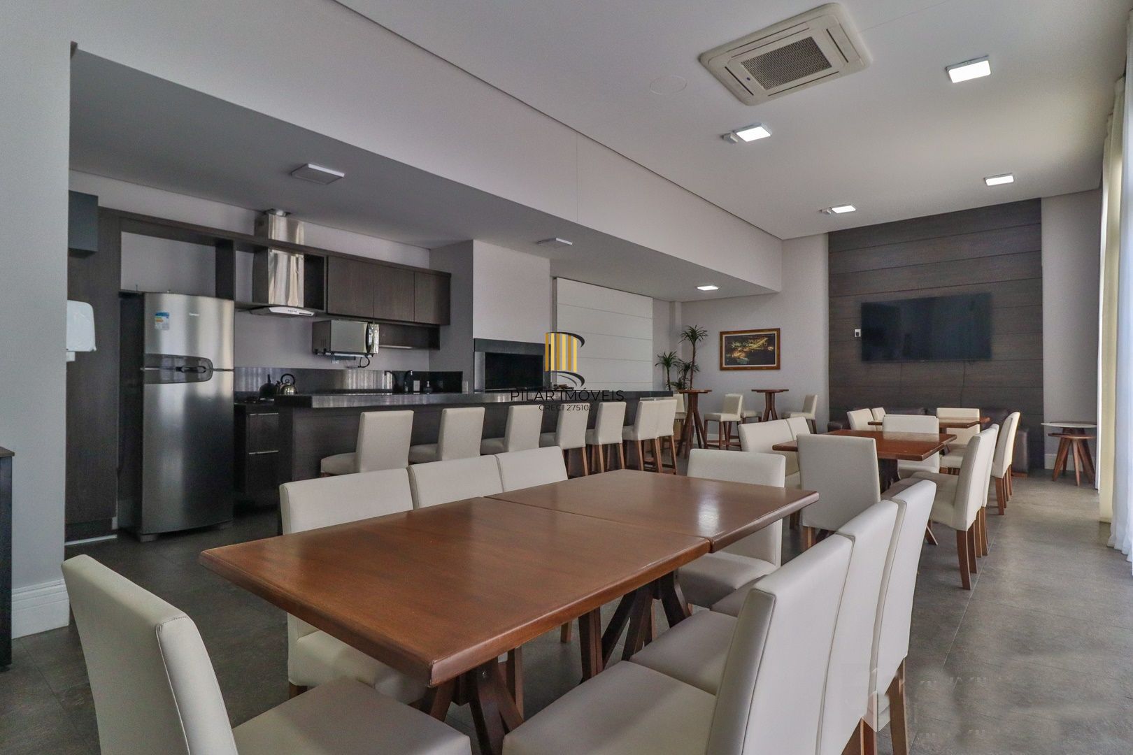 CASA TRIPLEX COM 4 SUITES E 2 VAGAS- SEMIMOBILIADA