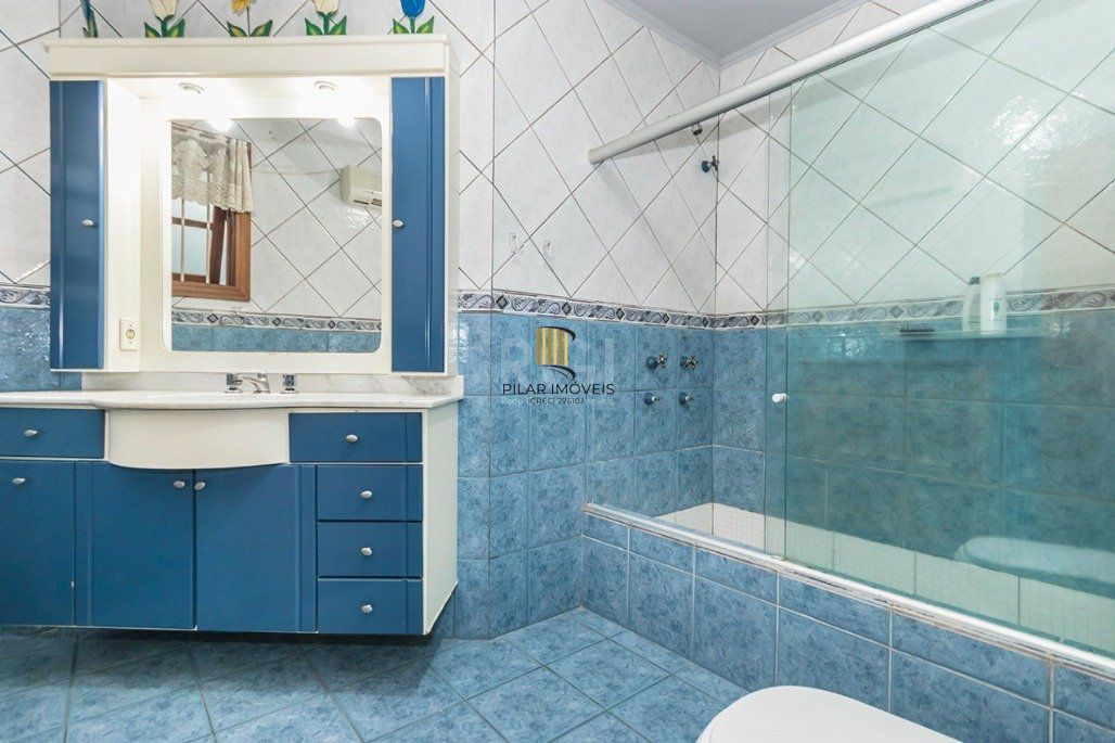 Casa 4 dormitórios no bairro Glória