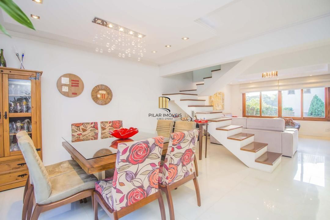 Casa com 3 Dormitórios, Sendo 1 com Closet, Sótão e Pátio em Condomínio