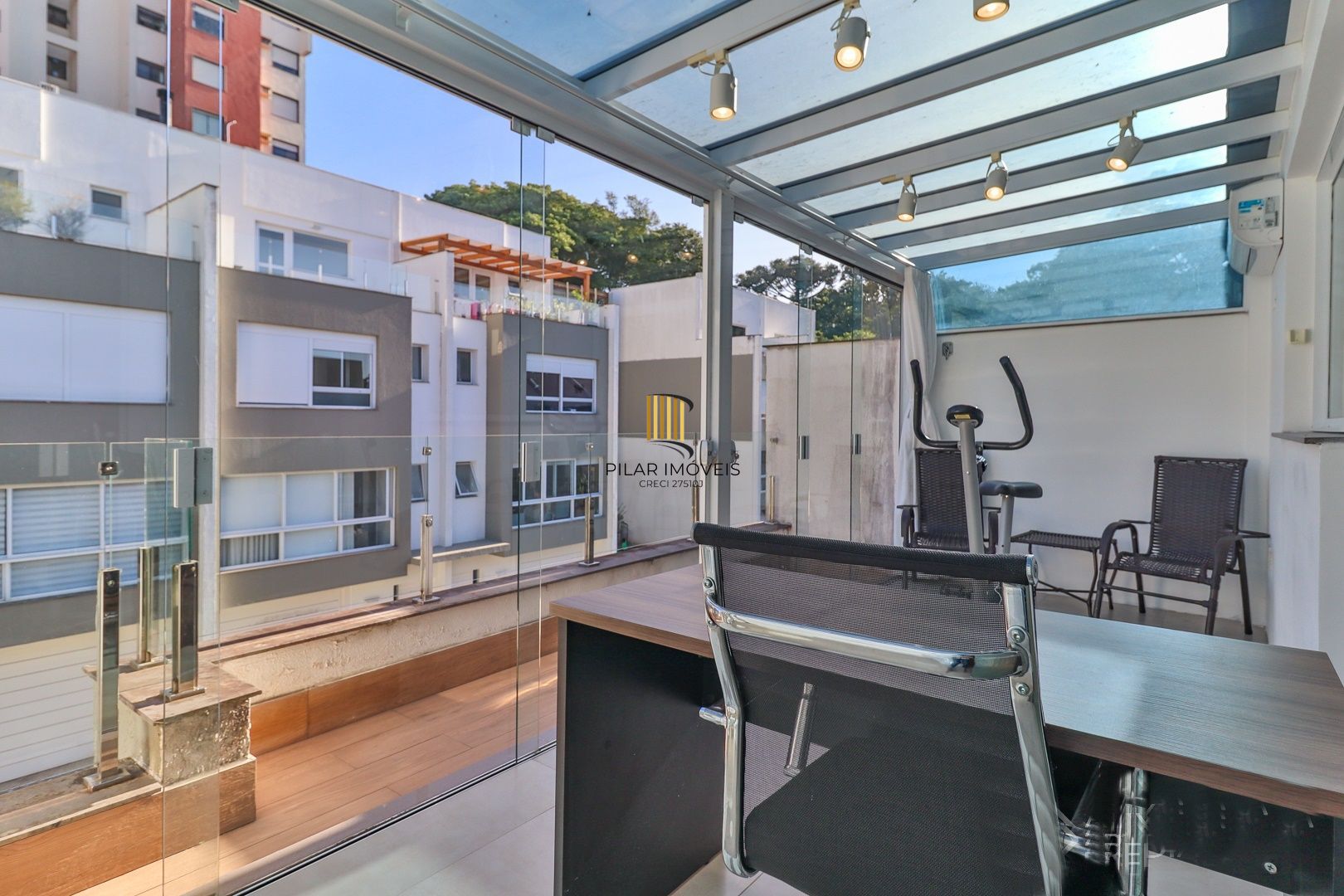 CASA TRIPLEX COM 4 SUITES E 2 VAGAS- SEMIMOBILIADA