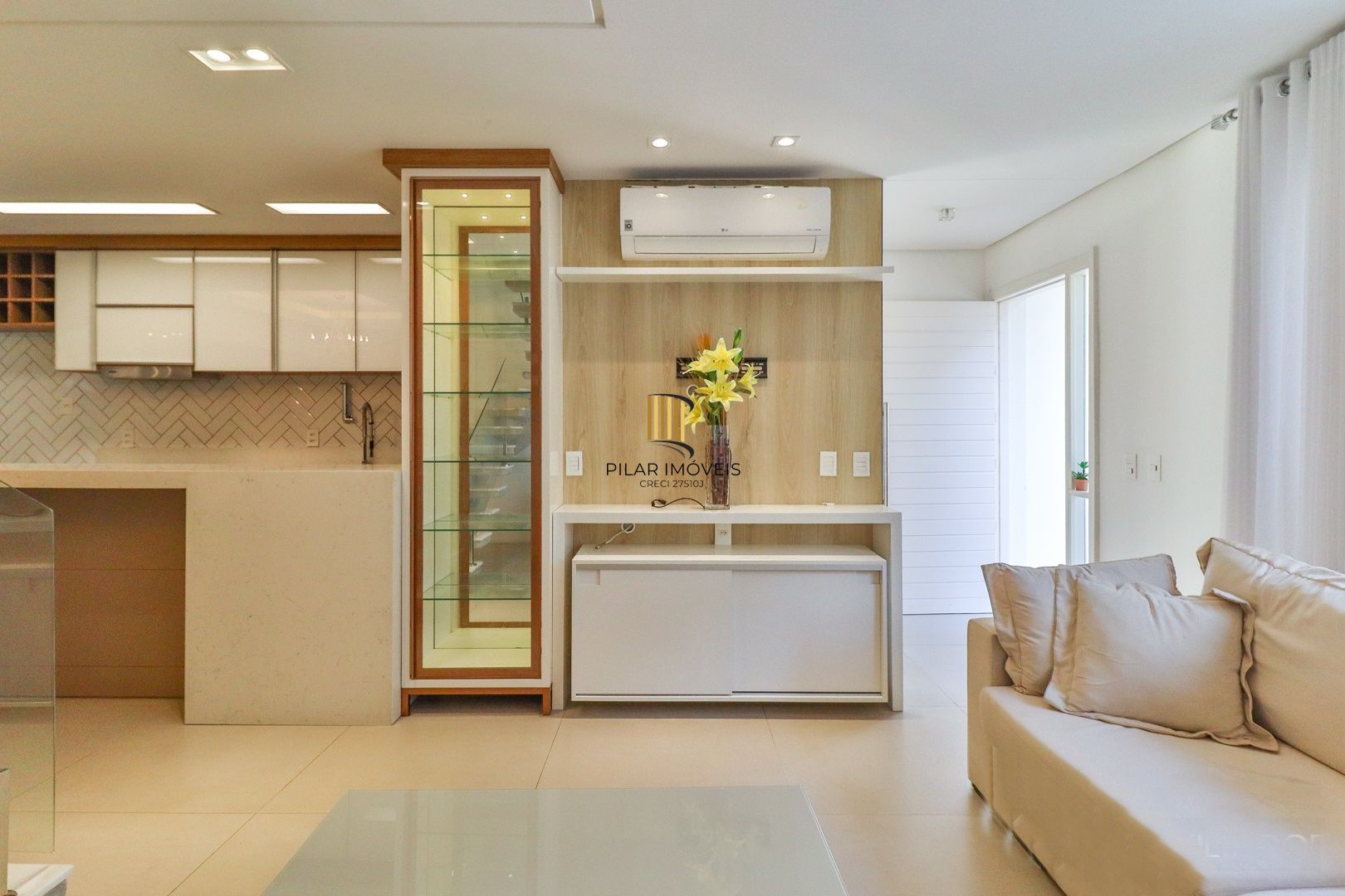 CASA TRIPLEX SEMIMOBILIADA COM 4 SUITES E 2 VAGAS