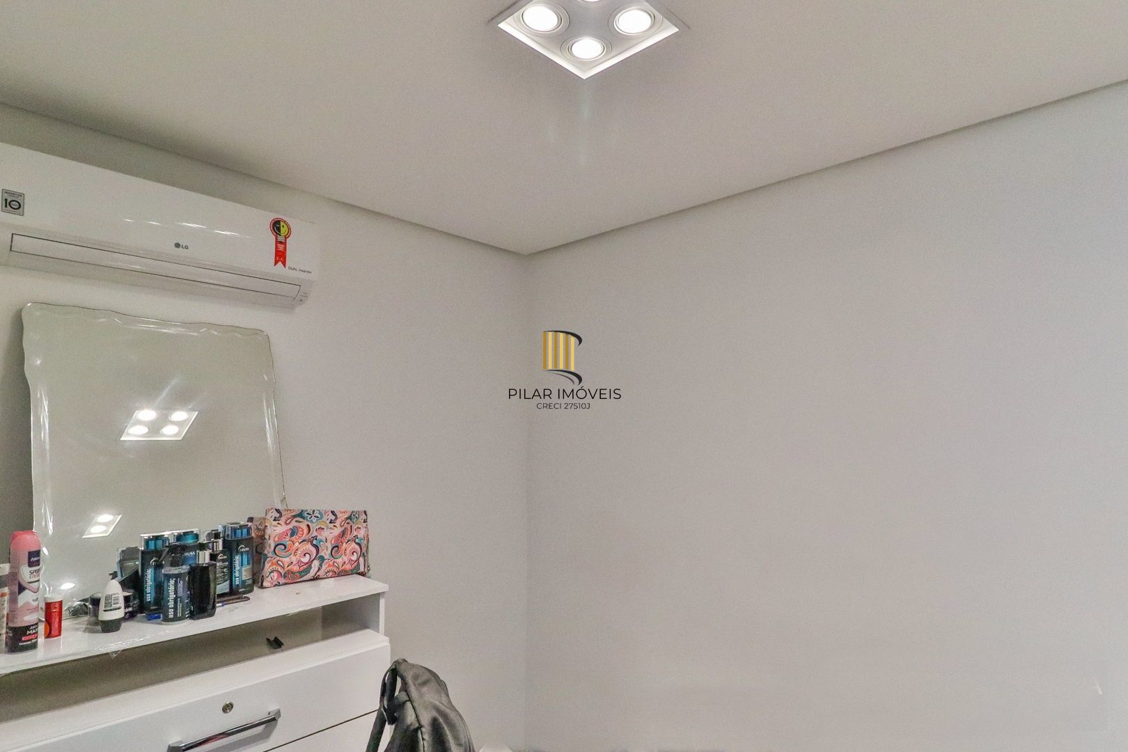 CASA TRIPLEX COM 4 SUITES E 2 VAGAS- SEMIMOBILIADA