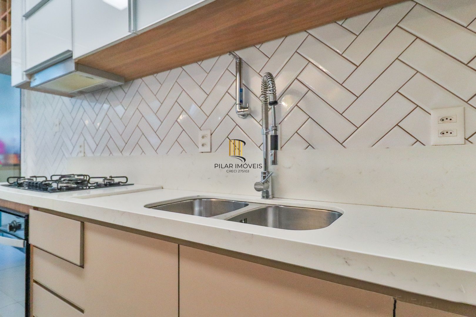 CASA TRIPLEX COM 4 SUITES E 2 VAGAS- SEMIMOBILIADA