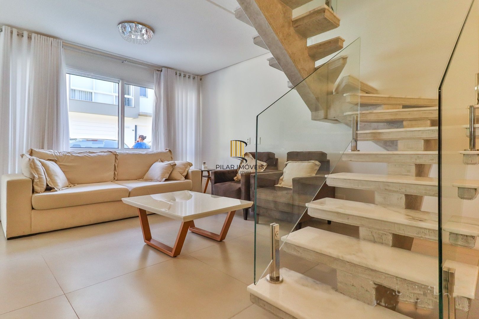 CASA TRIPLEX SEMIMOBILIADA COM 4 SUITES E 2 VAGAS