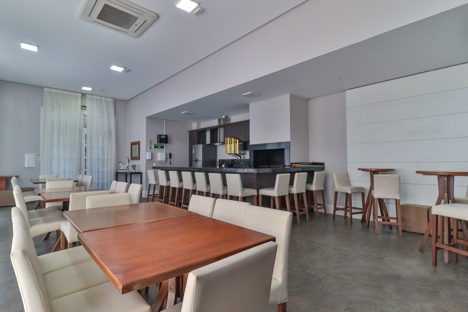 CASA TRIPLEX COM 4 SUITES E 2 VAGAS- SEMIMOBILIADA