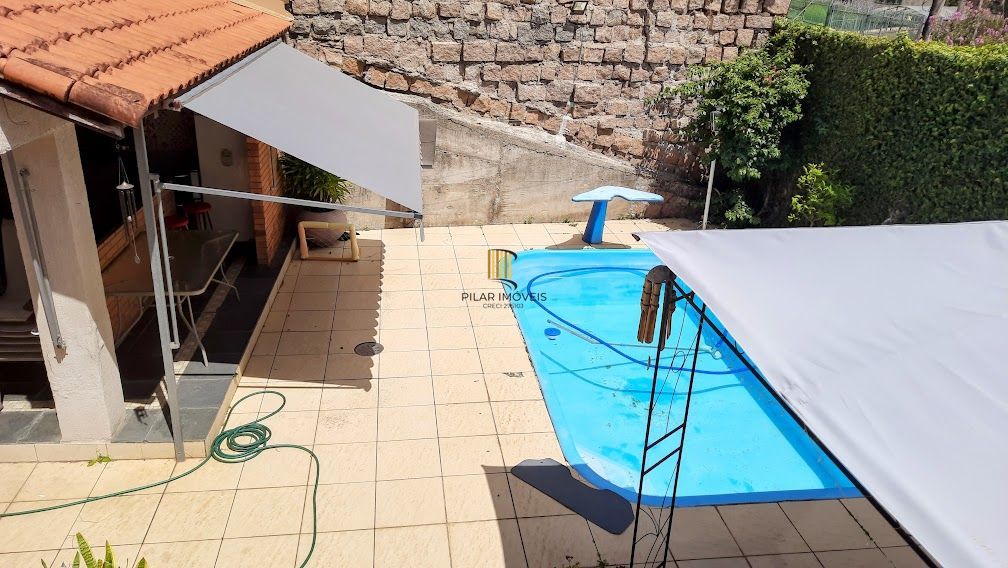 Linda Casa de Esquina com 230 M². Área de Lazer Completa.