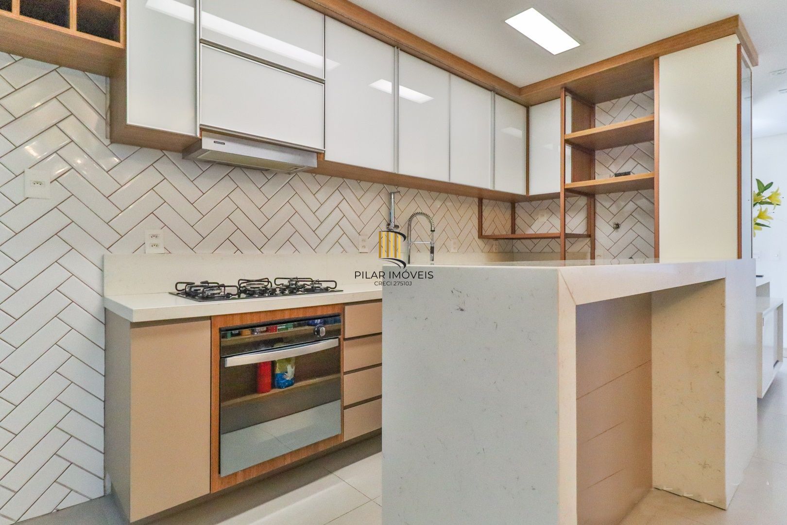 CASA TRIPLEX SEMIMOBILIADA COM 4 SUITES E 2 VAGAS