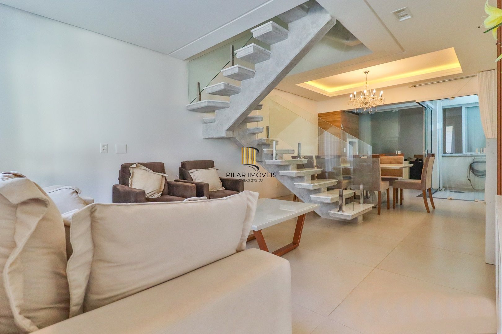 CASA TRIPLEX SEMIMOBILIADA COM 4 SUITES E 2 VAGAS