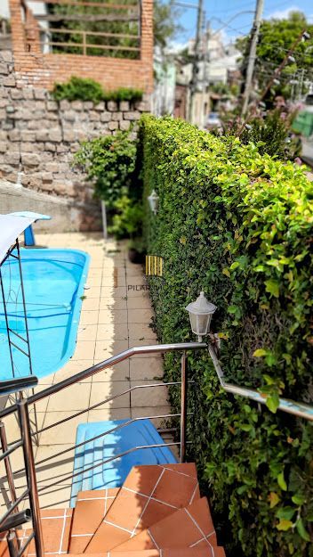 Linda Casa de Esquina com 230 M². Área de Lazer Completa.