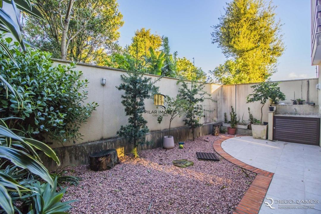 Casa com 3 Dormitórios, Sendo 1 com Closet, Sótão e Pátio em Condomínio