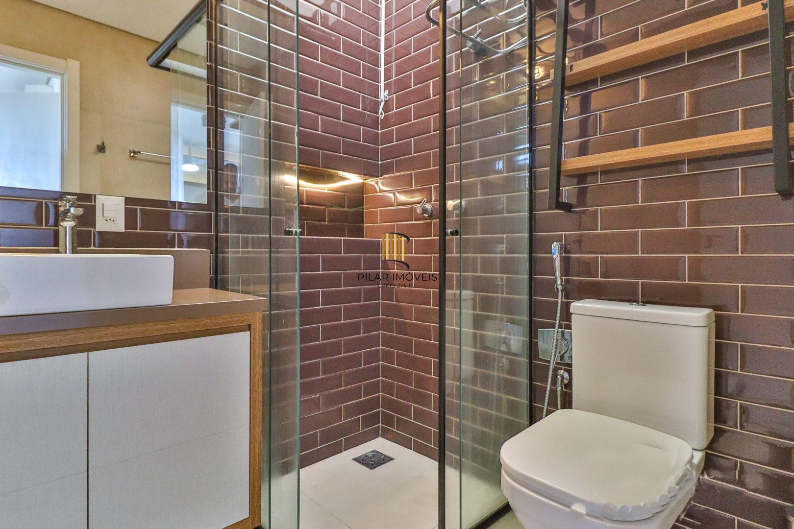 CASA TRIPLEX COM 4 SUITES E 2 VAGAS- SEMIMOBILIADA