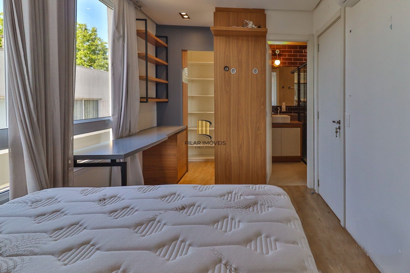 CASA TRIPLEX COM 4 SUITES E 2 VAGAS- SEMIMOBILIADA