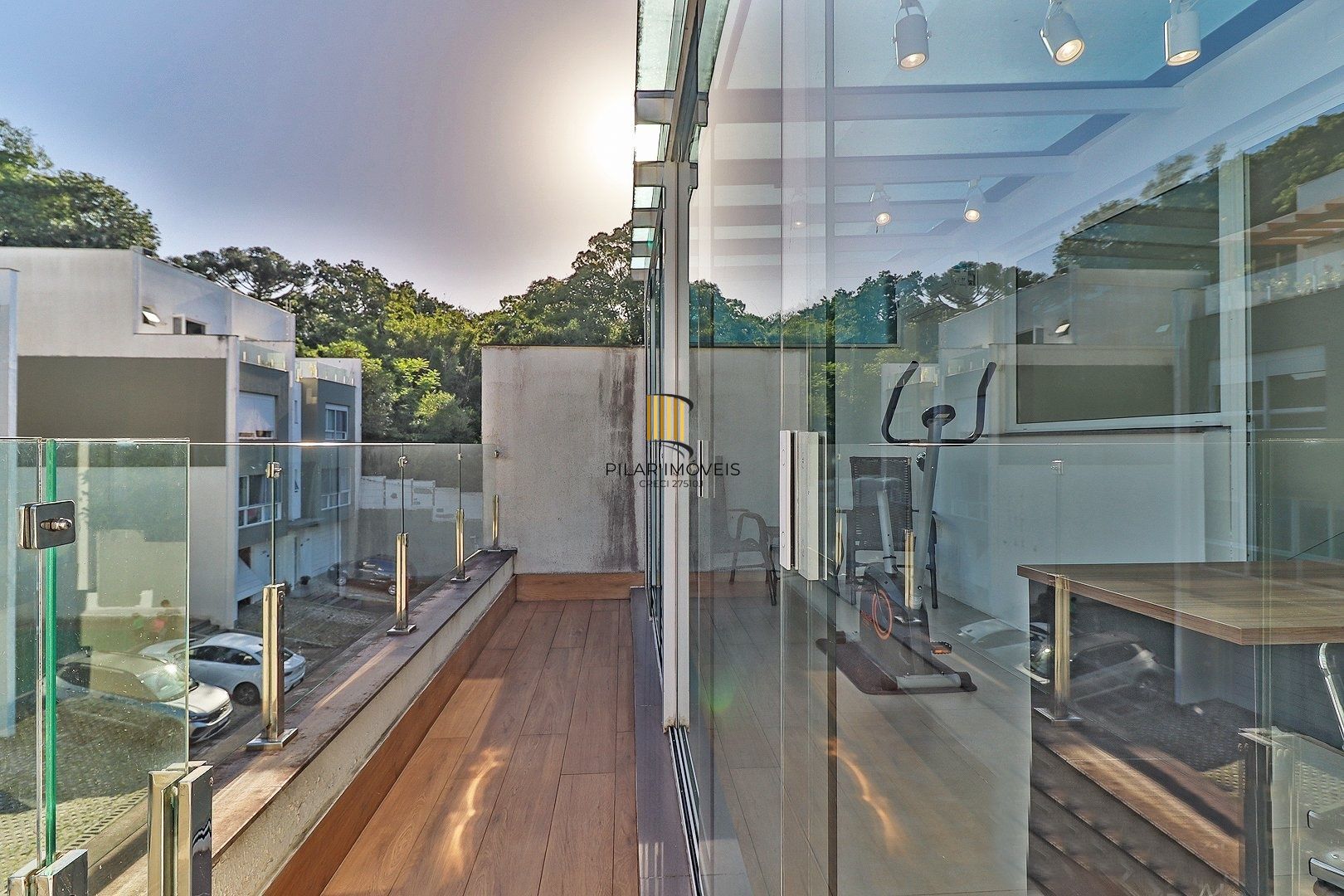 CASA TRIPLEX COM 4 SUITES E 2 VAGAS- SEMIMOBILIADA