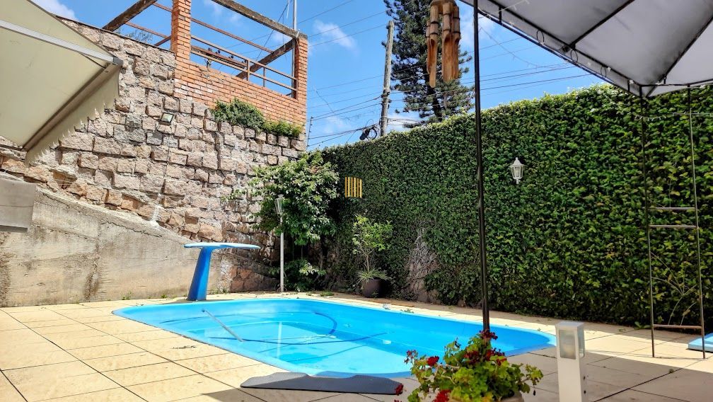 Linda Casa de Esquina com 230 M². Área de Lazer Completa.