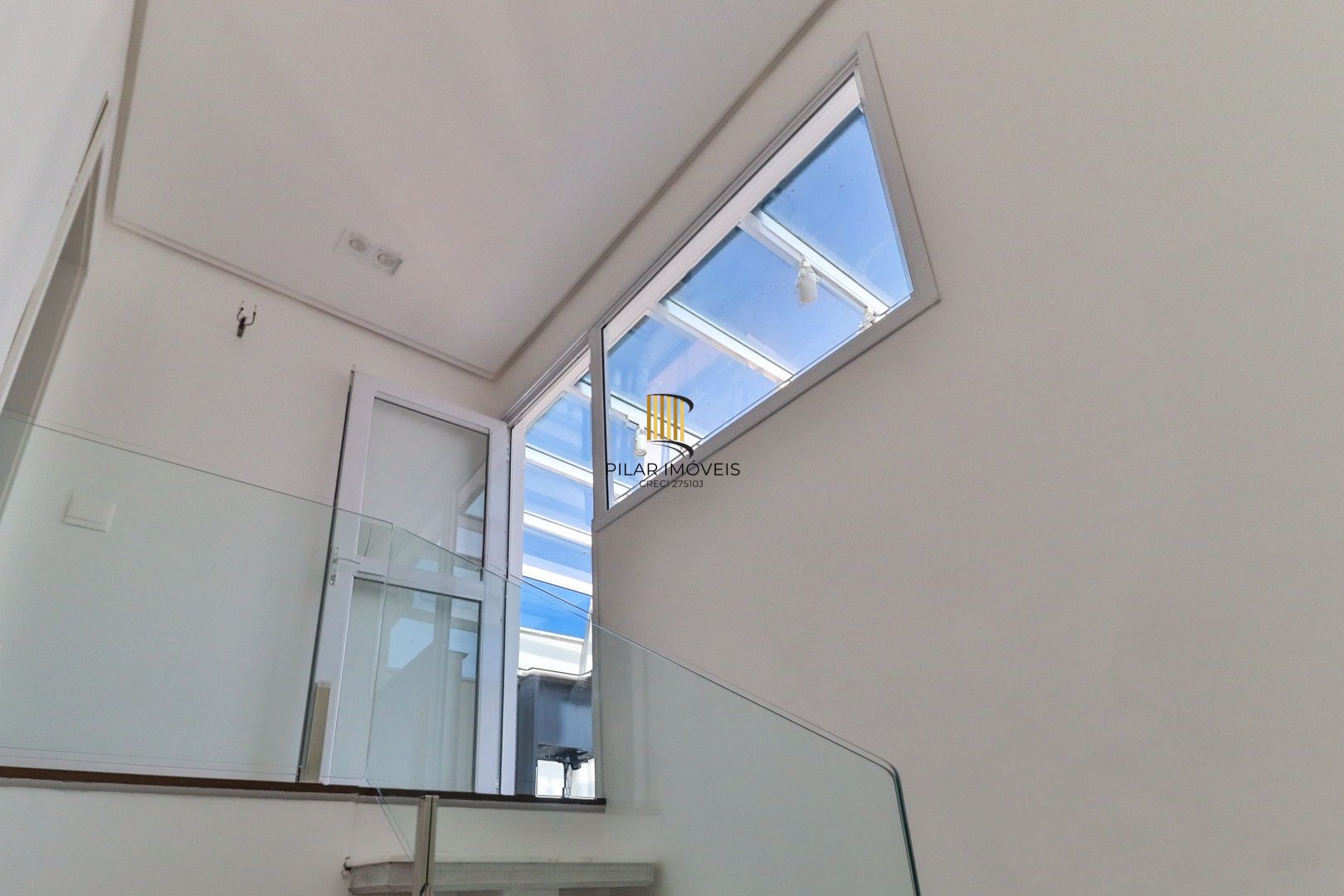 CASA TRIPLEX COM 4 SUITES E 2 VAGAS- SEMIMOBILIADA