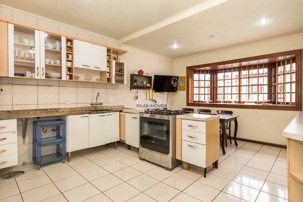 Casa 4 dormitórios no bairro Glória