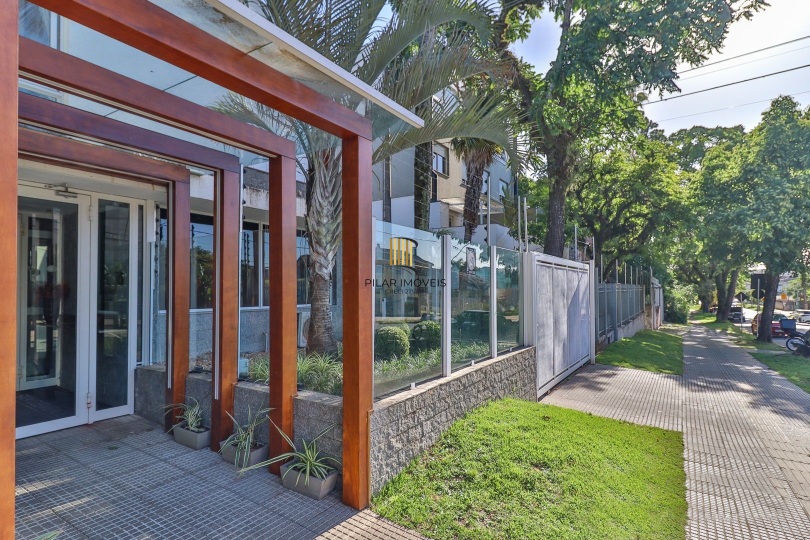 CASA TRIPLEX COM 4 SUITES E 2 VAGAS- SEMIMOBILIADA