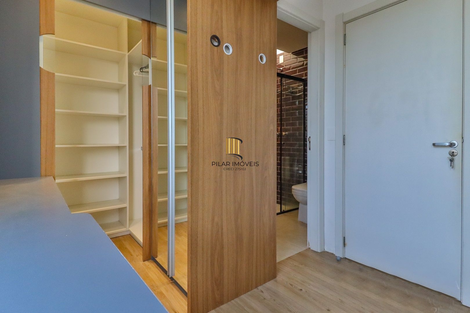 CASA TRIPLEX COM 4 SUITES E 2 VAGAS- SEMIMOBILIADA