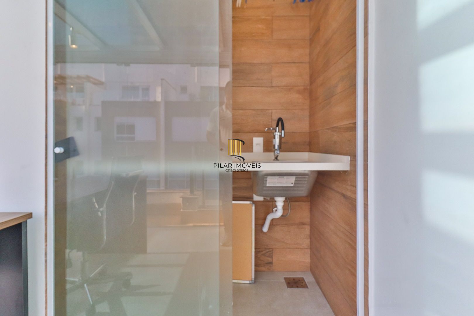 CASA TRIPLEX COM 4 SUITES E 2 VAGAS- SEMIMOBILIADA