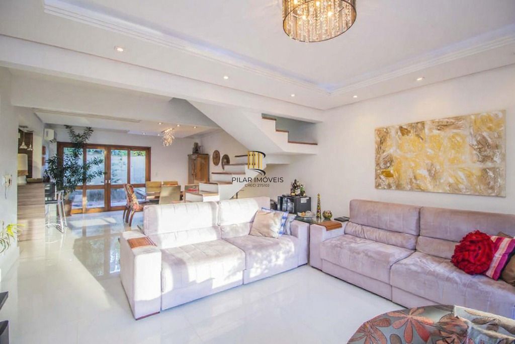 Casa com 3 Dormitórios, Sendo 1 com Closet, Sótão e Pátio em Condomínio