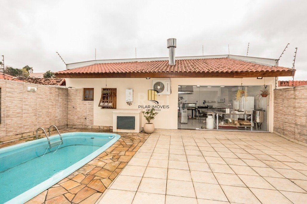 Casa 4 dormitórios no bairro Glória