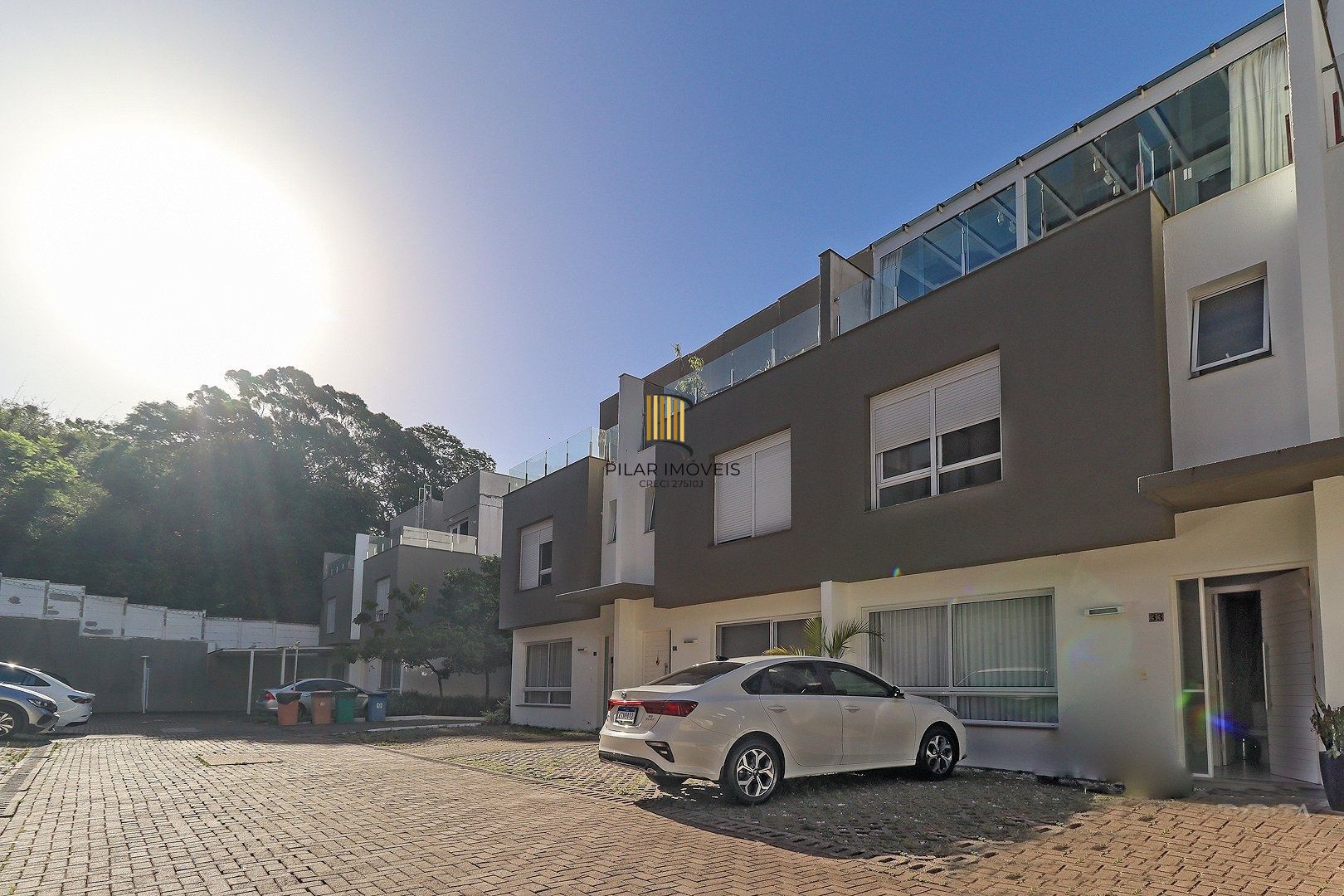 CASA TRIPLEX COM 4 SUITES E 2 VAGAS- SEMIMOBILIADA