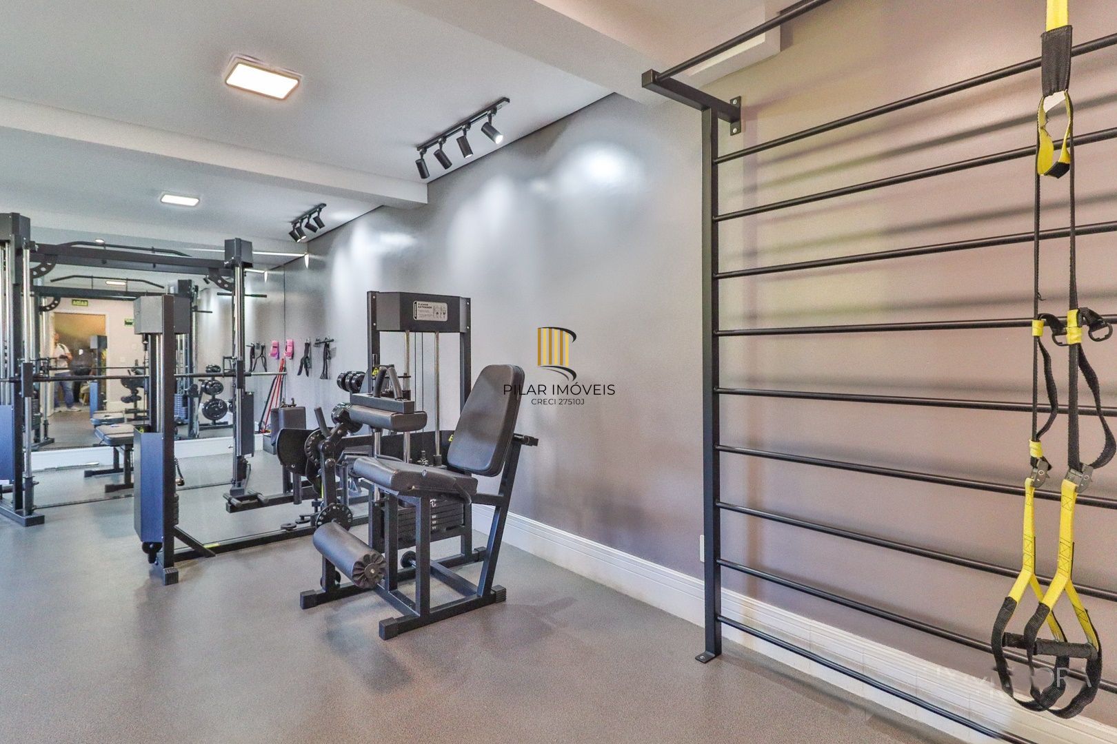 CASA TRIPLEX COM 4 SUITES E 2 VAGAS- SEMIMOBILIADA