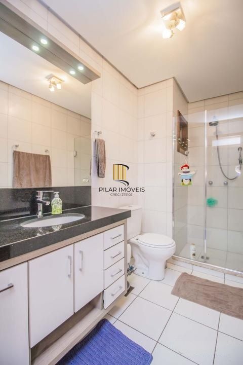 Casa com 3 Dormitórios, Sendo 1 com Closet, Sótão e Pátio em Condomínio