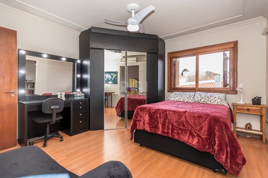 Casa 4 dormitórios no bairro Glória
