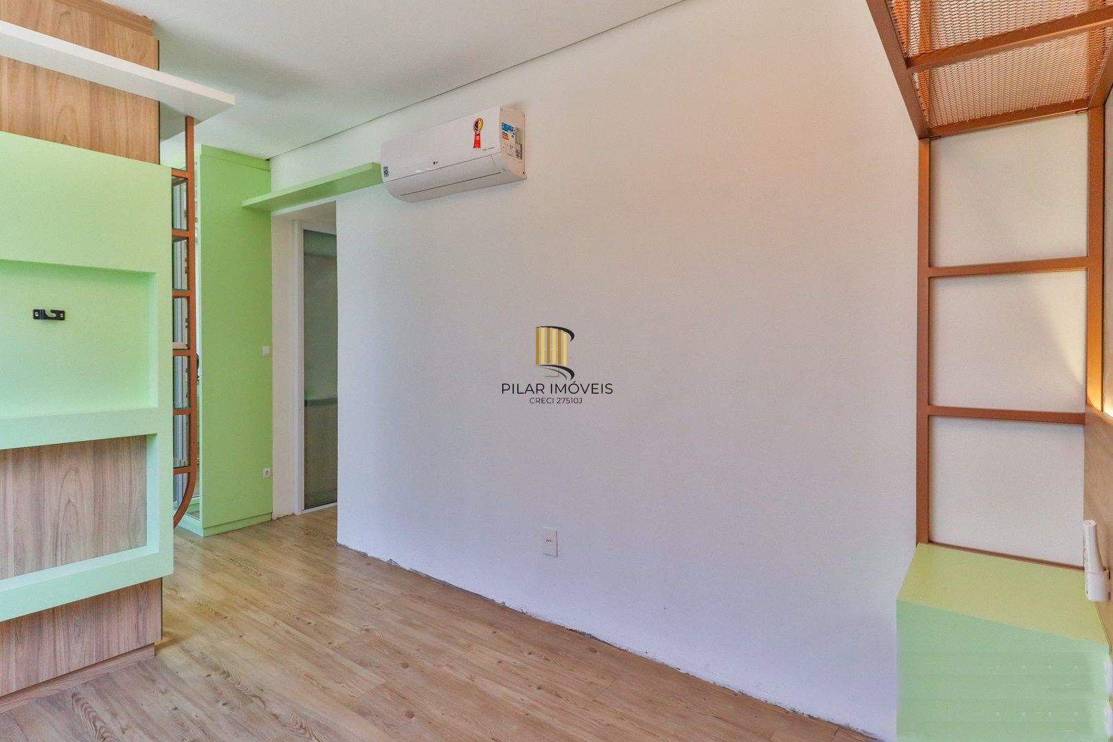 CASA TRIPLEX COM 4 SUITES E 2 VAGAS- SEMIMOBILIADA