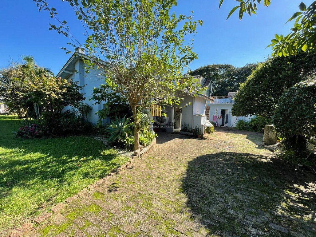 Casa 3 dormitórios no bairro Medianeira