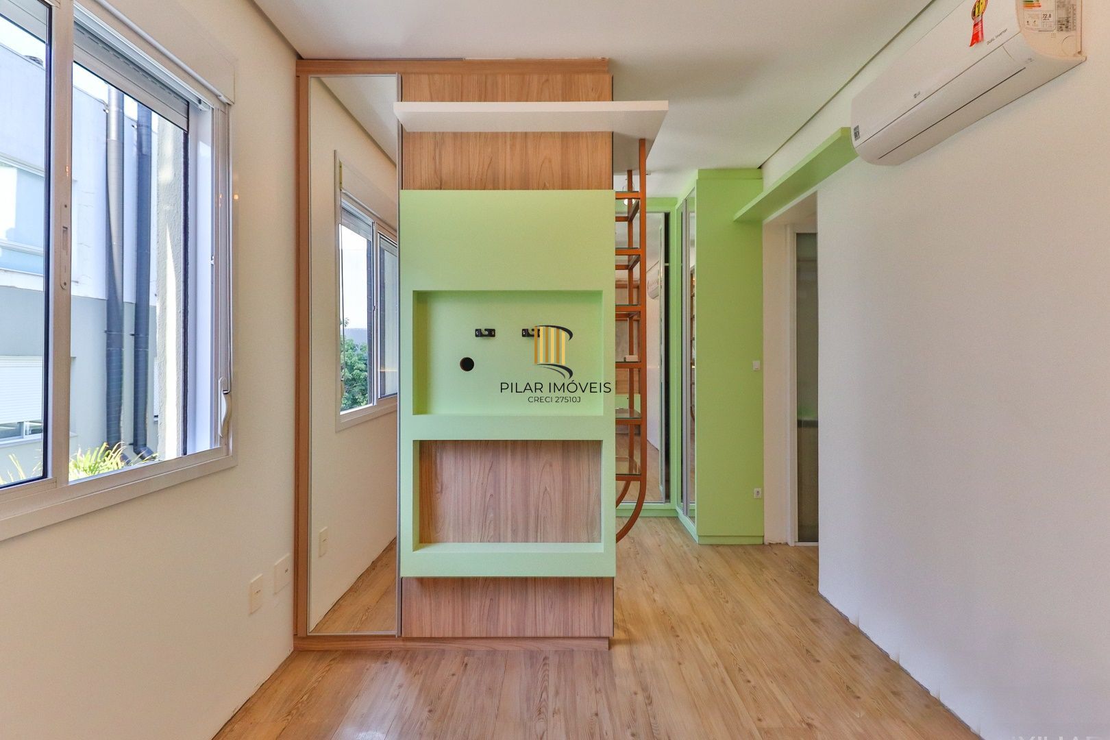 CASA TRIPLEX COM 4 SUITES E 2 VAGAS- SEMIMOBILIADA