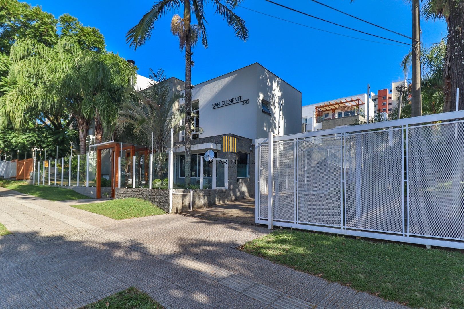 CASA TRIPLEX COM 4 SUITES E 2 VAGAS- SEMIMOBILIADA