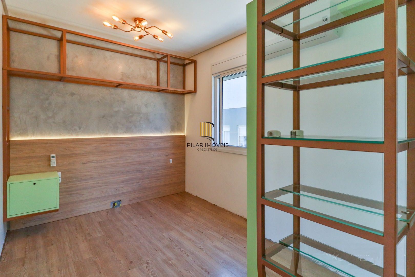 CASA TRIPLEX COM 4 SUITES E 2 VAGAS- SEMIMOBILIADA