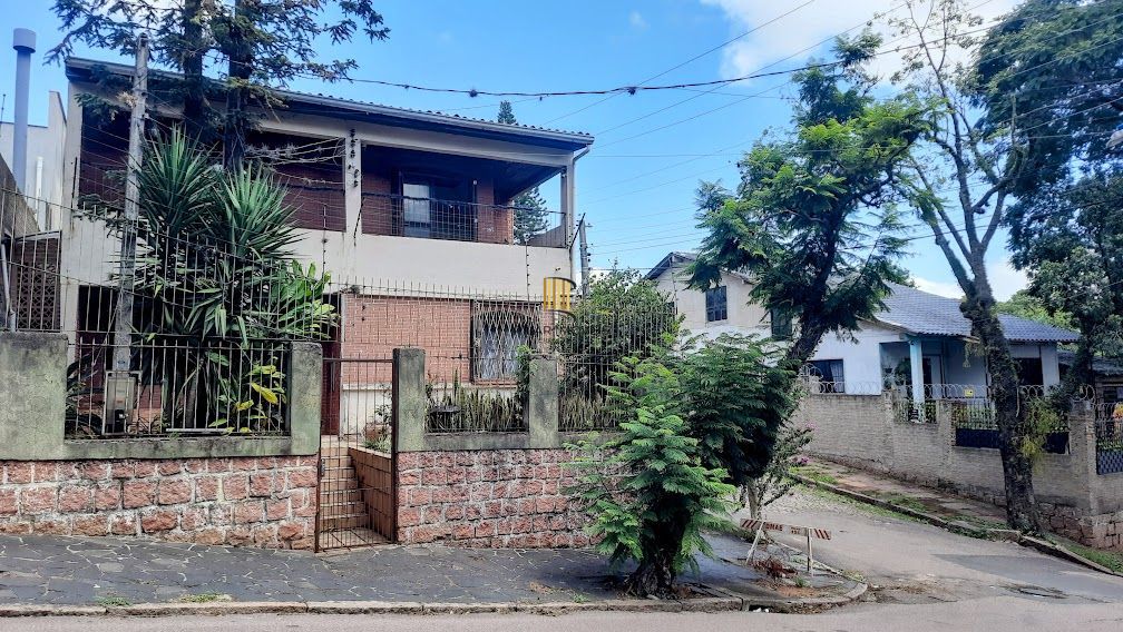 Linda Casa de Esquina com 230 M². Área de Lazer Completa.