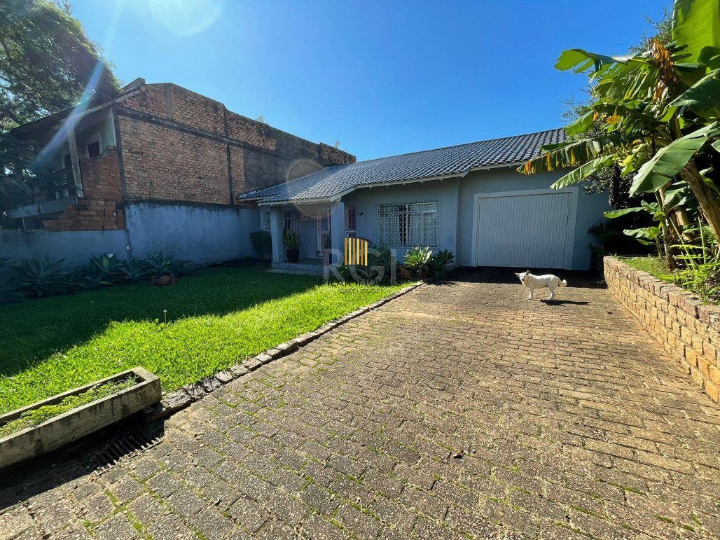 Casa 3 dormitórios no bairro Medianeira