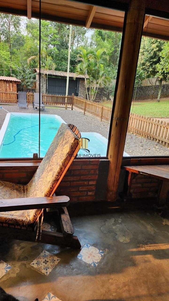 Casa com 2 dormitórios, piscina em terreno totalmente arborizado.