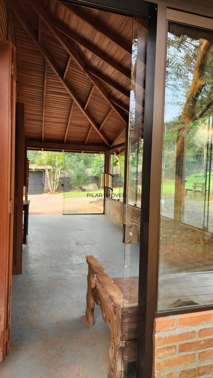 Casa com 2 dormitórios, piscina em terreno totalmente arborizado.